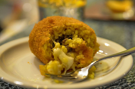 意大利西西里岛地区的特产: arancino.