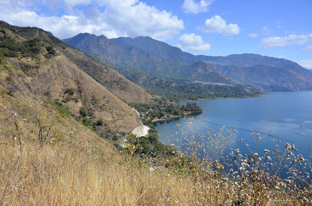 观阿迪特兰湖与三火山圣佩德罗, 阿迪特兰和佳你可以看到小村庄圣佩德罗和圣胡安在湖在危地马拉高地