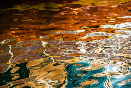 水面上的倒影照片