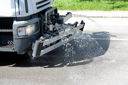 城市的卡车清洗街道用水和肥皂喷气机