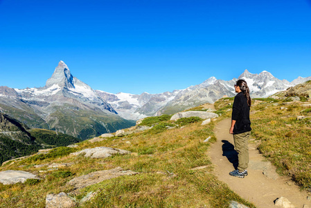 洛文兹麦特洪在瑞士策尔马特美丽的风景徒步旅行者