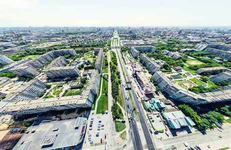 与空中城市景观 十字路口 道路 房屋 建筑物 公园及停车场。阳光灿烂的夏天全景图像