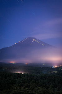 Yamanaka 湖云山富士山夜景