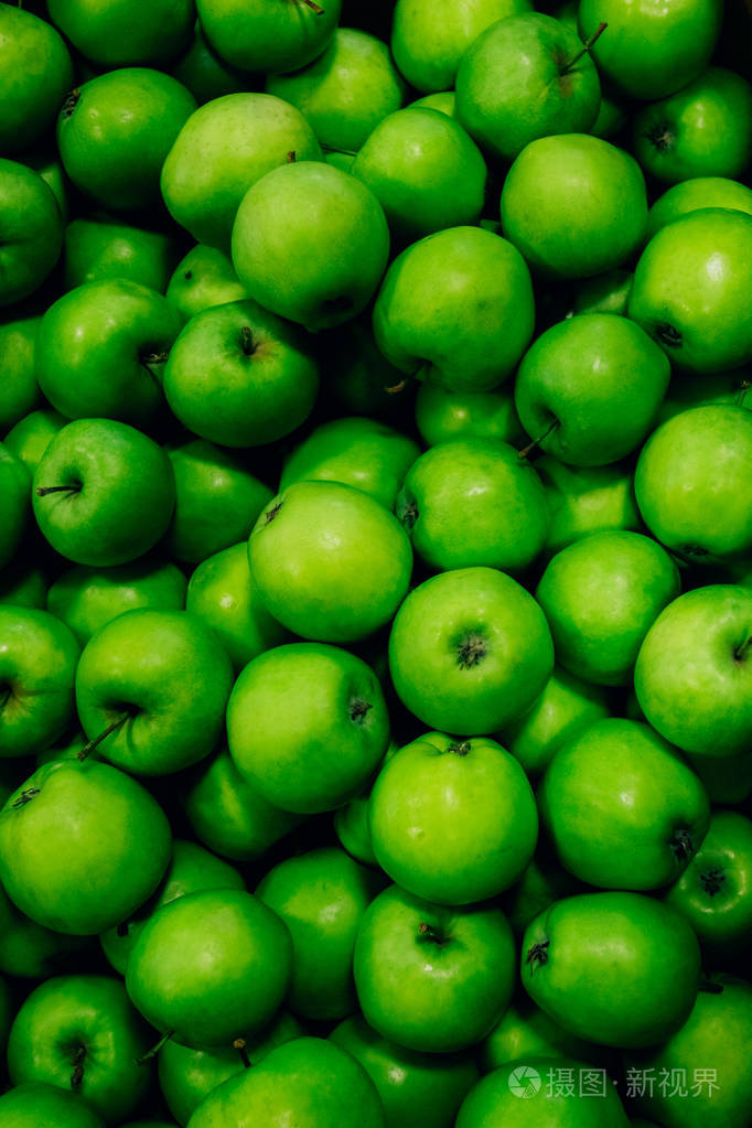 许多绿色成熟的苹果