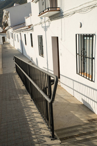 狭窄的鹅卵石老城街道在 Frigiliana, 马拉加, 安大路西亚, 西班牙