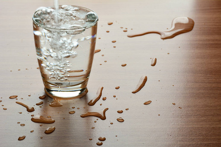 马虎水溢水玻璃和木桌上马虎照片