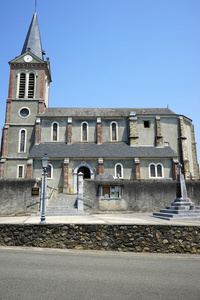 古老的教堂与时钟在 Bartres 附近卢尔德