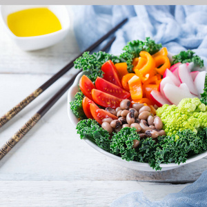 健康的素食佛碗与羽衣甘蓝叶和生蔬菜