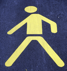 在沥青路面上行走人黄色标志图片