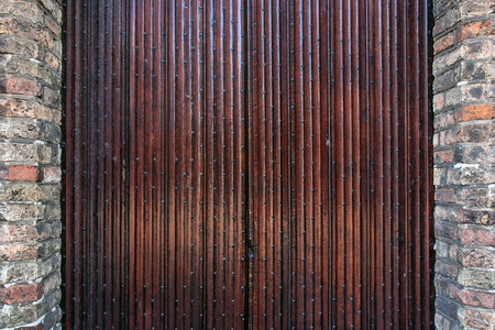 门纹理背景黑光老式棕色墙壁