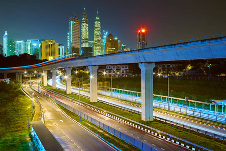 交通在吉隆坡的夜景
