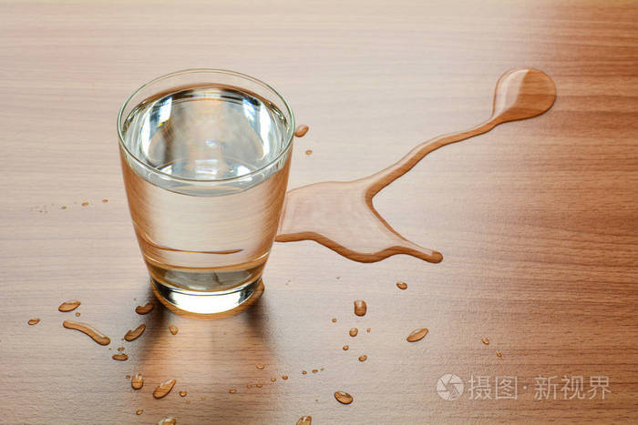 水溢水玻璃和木桌上马虎