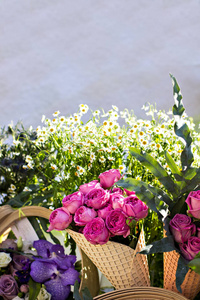 美丽的花束在市场上的花朵。展示鲜花。卖花。花店。一束玫瑰, 牡丹, 美丽的花朵