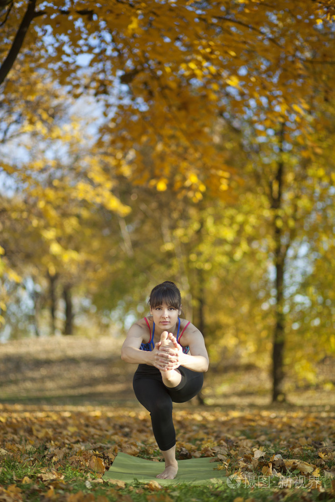 到膝盖的瑜伽姿势站立头