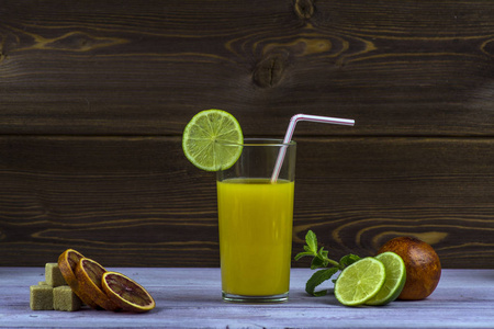 夏日饮品。一杯鲜榨的橙汁。薄荷和橙片的枝