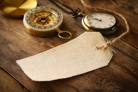 古色古香的口袋里时钟 指南针和空白的画布标记