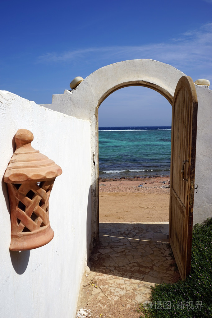 在埃及达哈卜的沙滩上扇敞开的门
