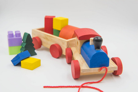 在白色背景上的多彩木头制成的玩具火车