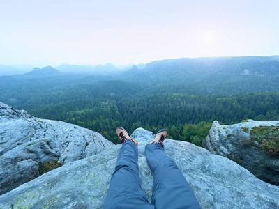 登山者攀登山顶悬崖上的岩石, 休息一下。运动和积极生活的概念。自由概念