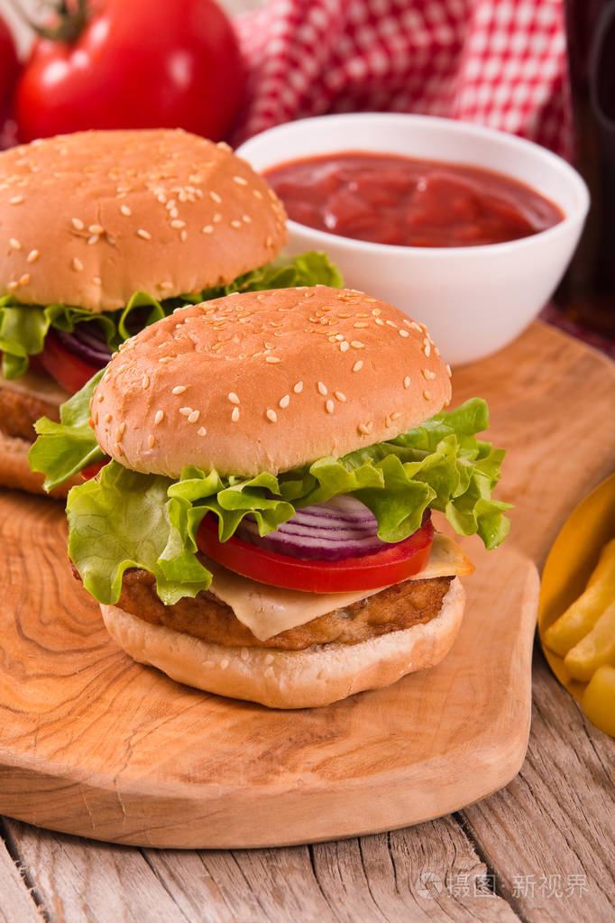 带薯条的汉堡包在切板上