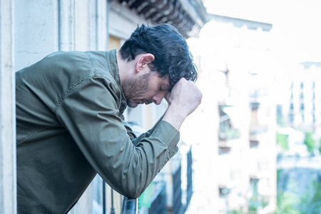 孤独感的心理健康概念40s 到50s 哀伤和忧虑的人看沮丧和周到在忧虑和