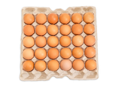 在白色背景下用再生纸制作的三十个鸡蛋的大纸板蛋托盘包装上的褐色鸡卵的顶部视图