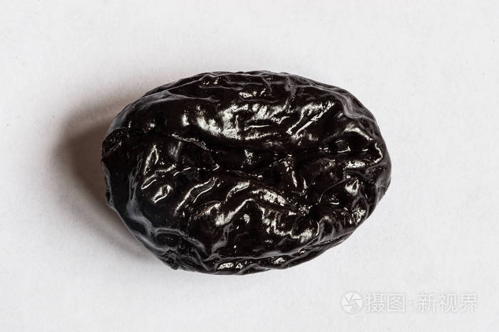 在白色背景上的梅子