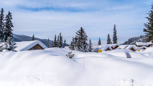 加拿大不列颠哥伦比亚 Shuswap 高地太阳峰高山村的深雪包覆盖的房子和道路