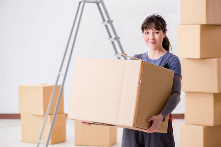 妇女承包商移动箱子在搬迁概念