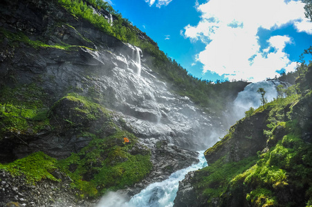 通过在 Aurland，挪威山 Kjosfossen 瀑布的美景