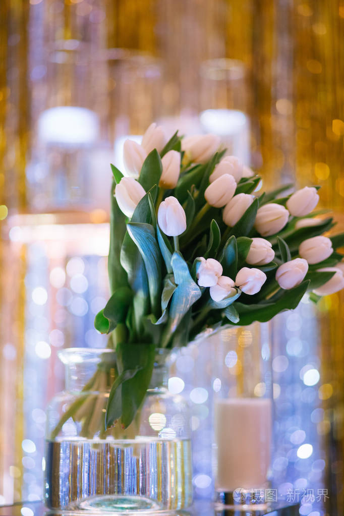 粉红色郁金香花的春天花束关闭