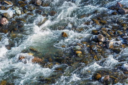 在春天的山区风光在阈下山区河流汹涌的水照片