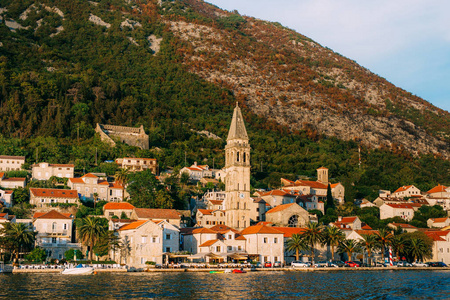 钓鱼 Perast 镇旧海岸的科托尔湾