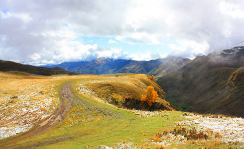 视线的地方，在 Gudauri 附近的山脉