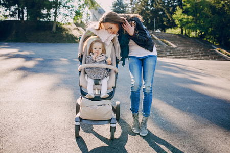 在公园里推婴儿车的母亲图片