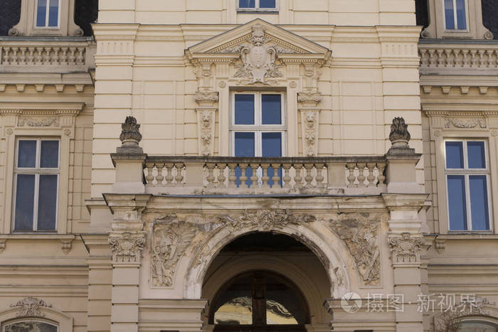 旧建筑有三个窗户，阳台在利沃夫的外观