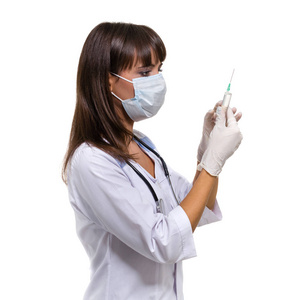 医生或护士脸上的面具和实验室外套拿着注射器。孤立对白色