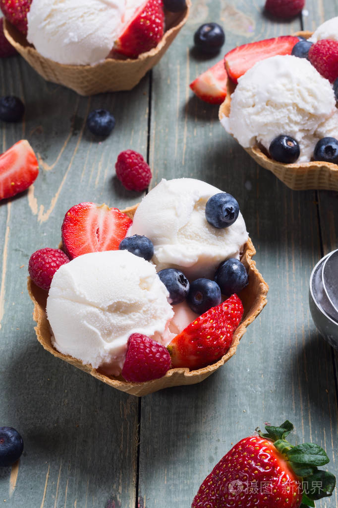 香草冰淇淋的浆果