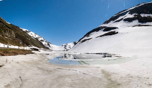 Oberalp 通过，人工湖冰