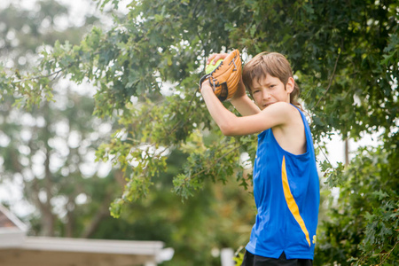 青春期男孩打垒球照片