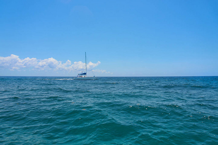 帆船游艇船在温暖的加勒比海的波浪上航行。帆船。航行。墨西哥坎昆。夏日晴朗的日子, 蓝天白云