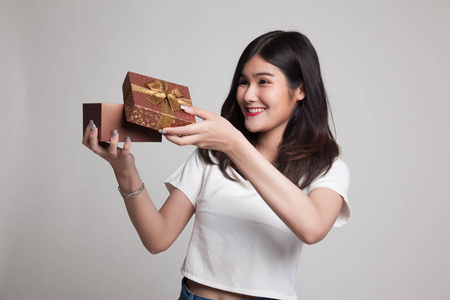 年轻的亚裔女子打开礼品盒