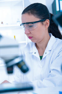 分析样品的年轻女科学家分析样品在 Laboratory.laboratory 助理