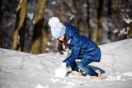 小女孩玩堆雪人图片