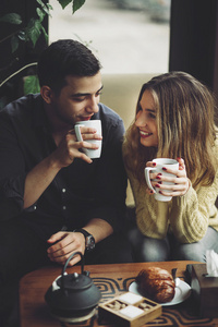 夫妇在咖啡厅里喝咖啡的爱情
