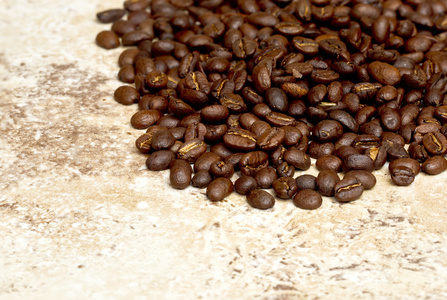 咖啡豆堆在一个黑暗的背景