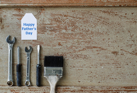 关于木材和设备的快乐父亲节卡片