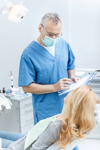 患者在牙科诊所看牙医