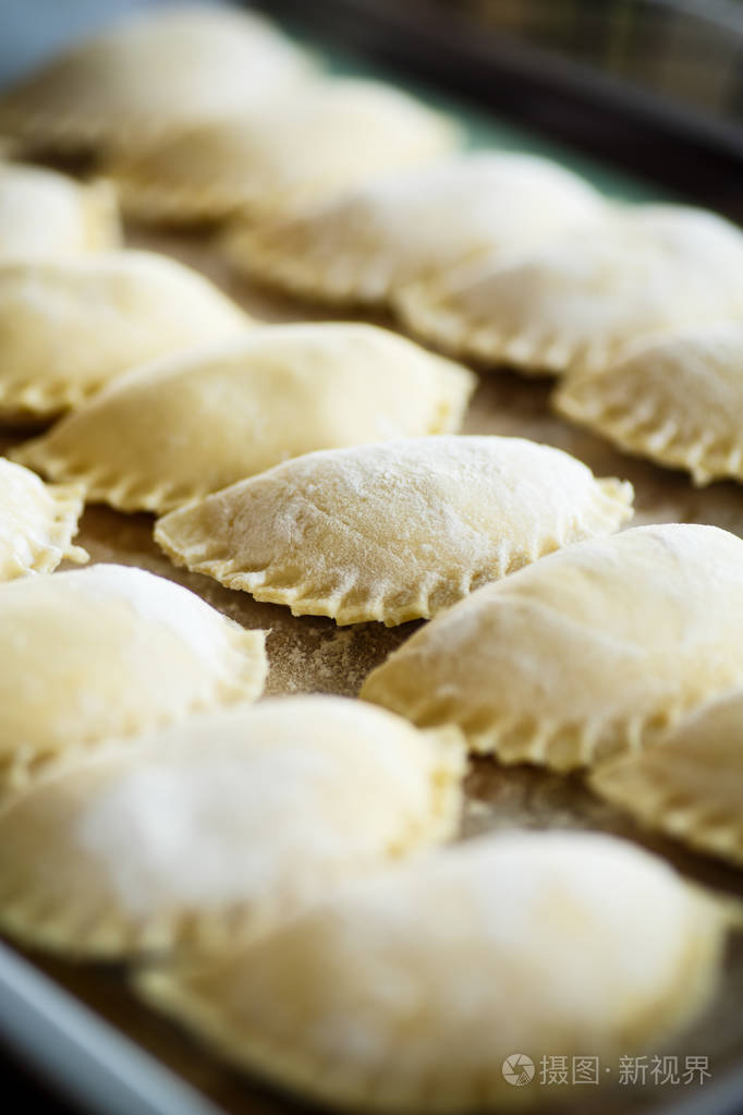 大量的生饺子
