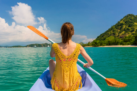 年轻女子在鼓浪屿度假时划独木舟